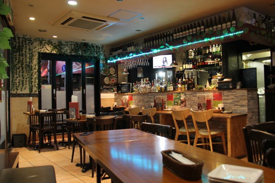 肩肘張らずに楽しめるお食事デートに、ゆったりと落ち着いた雰囲気のカウンターと程よいサービス♪美味しい料理とお料理に合うワインやビール、カクテルなどのドリンクをゆっくりとお楽しみください。誕生日や記念日のお客様のは当店からのプレゼントもございます。詳しくはクーポンページをご覧ください♪