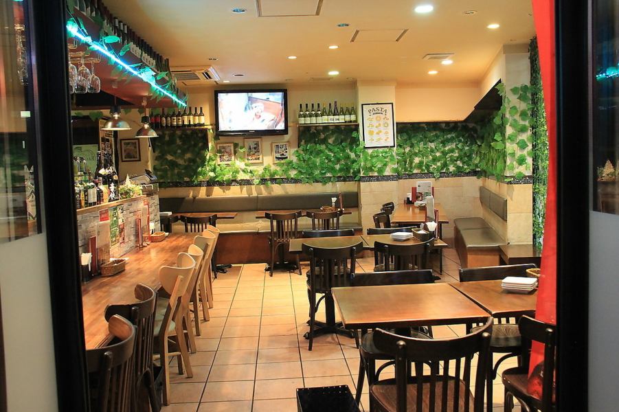 浅草駅から徒歩5分。女子会におすすめのイタリアン＆ビストロバル！肉料理やチーズ料理に新鮮野菜を使った料理のマリアージュを楽しめます。人気のラクレットチーズやブラータチーズもございます♪飲み放題付きコースも豊富にご用意しているので、シーンを選ばずご利用可能です☆
