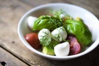 季節野菜とモッツァレラチーズのマリネ