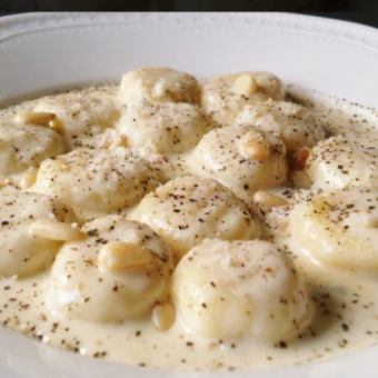 濃厚ゴルゴンゾーラチーズソースのニョッキ Gnocchi with　gorgonzola sauce