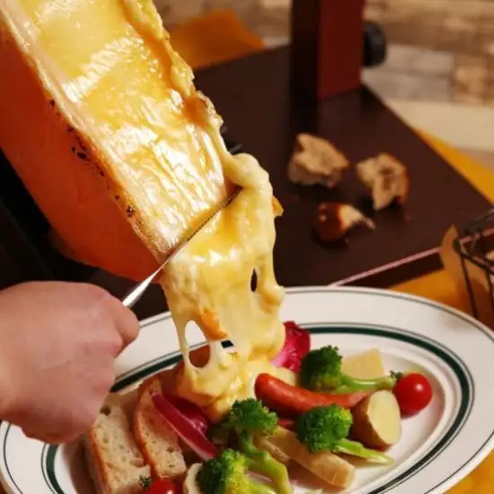 ☆炭火焼料理とラクレットチーズのビストロバル！飲み放題あり♪