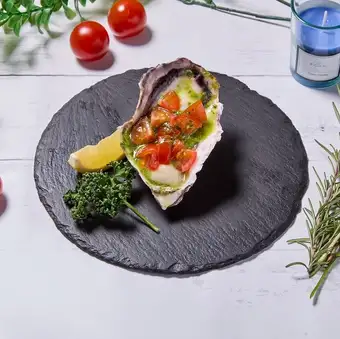 ●焼牡蠣のバジルソースとトマト乗せ