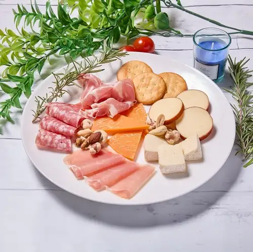 生ハムとチーズの盛り合わせ