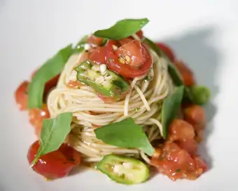 ３種トマトとバジルの冷製パスタ