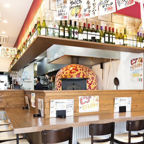 An open kitchen that boasts a stone kiln that bake delicious pizza attracts the eye! The bright voice of the staff resounds in the store, it is a lively and cozy space ♪