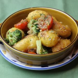 ころころポテトのアンチョビガーリック炒め