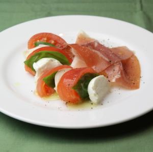 生ハムと水牛モッツァレラのカプレーゼ