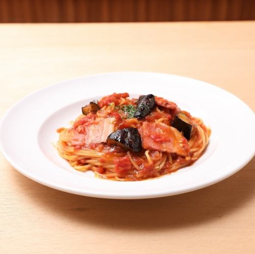 ぶつ切りナスと厚切りベーコンのトマトソース