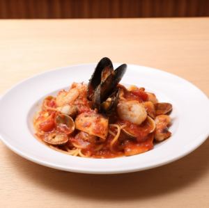 たっぷり魚介のトマトソース