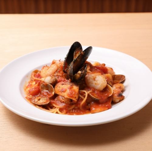 たっぷり魚介のトマトソース