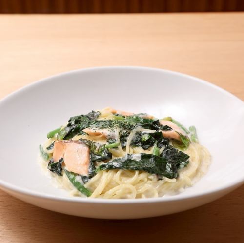 サーモンとホウレン草のクリームソース
