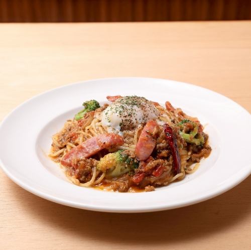 ソーセージとブロッコリーのピリ辛ミートソース～半熟卵のせ～