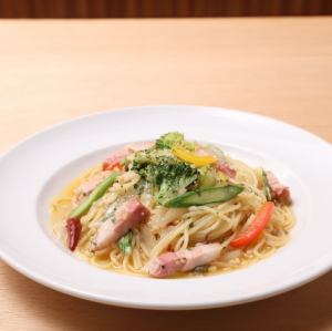 パンチェッタと彩り野菜のペペロンチーノ