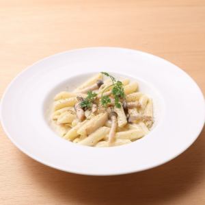 たっぷりきのこのペンネゴルゴンクリーム