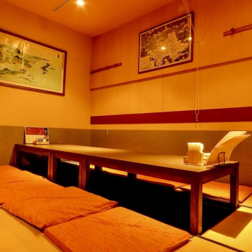 店内はテーブル席と掘りごたつ席をご用意しております。