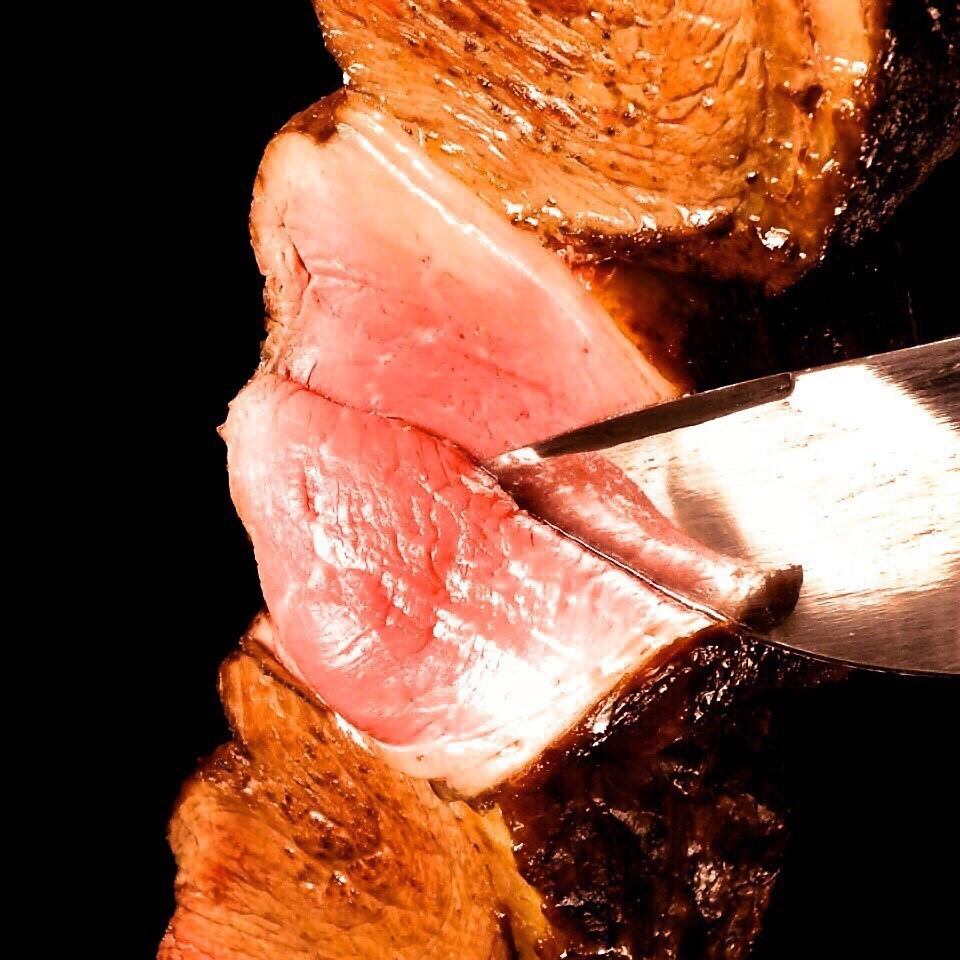 シュラスコとは塊のままお肉を大きな串に刺し、シンプルに岩塩のみで焼き上げ、お客様の目の前で切り分けサーブするブラジルスタイルのBBQです。