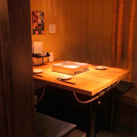半個室のテーブル席。少人数のご宴会に。