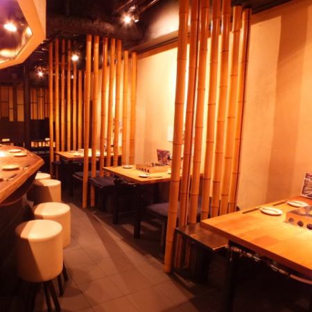 会社帰りにも気軽に使えるテーブル席