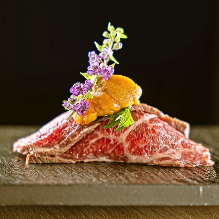 제철 식재료를 사용한 스시를 즐길 수 있습니다.일품요리도 풍부하게 갖추고 있습니다