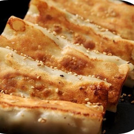 常連様からも大人気！鉄板餃子