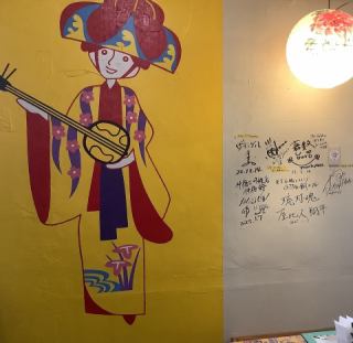 テーブル席でごゆっくりお過ごしください。どこか懐かしく、落ち着いた雰囲気でお過ごし頂ける空間をご用意しております。
