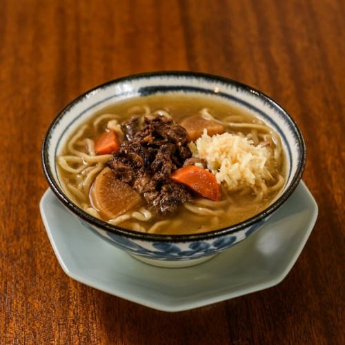 이에시마 밀을 반죽한 메밀국수로 만드는 오키나와 소바도 꼭.
