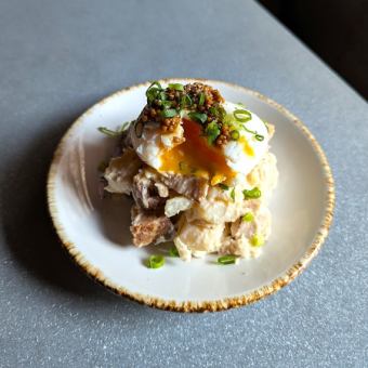 豚の角煮と半熟卵の燻製ポテトサラダ