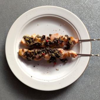 豚の串焼き　旨味の黒いオリーブベースト