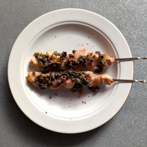 豚の串焼き　旨味の黒いオリーブベースト
