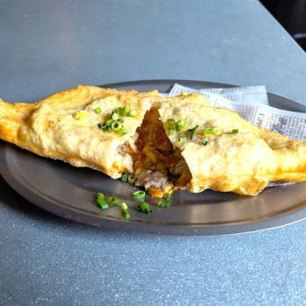 揚げパンピッツァ　牛すじのカレーパン風