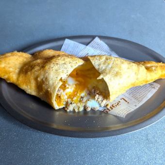 揚げパンピッツァ　温泉卵のピロシキ風