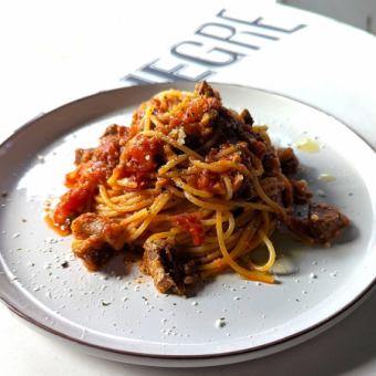 ガーリックの効いた牛すじ肉のトマトパスタ