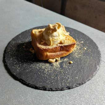 ふわとろフレンチトースト　きな粉と餅とクリチ添え