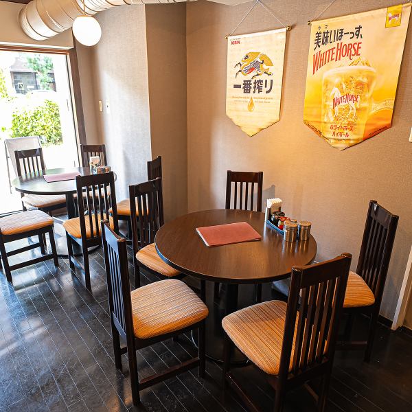 【飲み会、家族連れ向けの落ち着いた雰囲気】店内は落ち着いた色合いと、ゆったりとした席間隔で、大切なご家族でのご来店や、会社の飲み会にも使っていただけます。