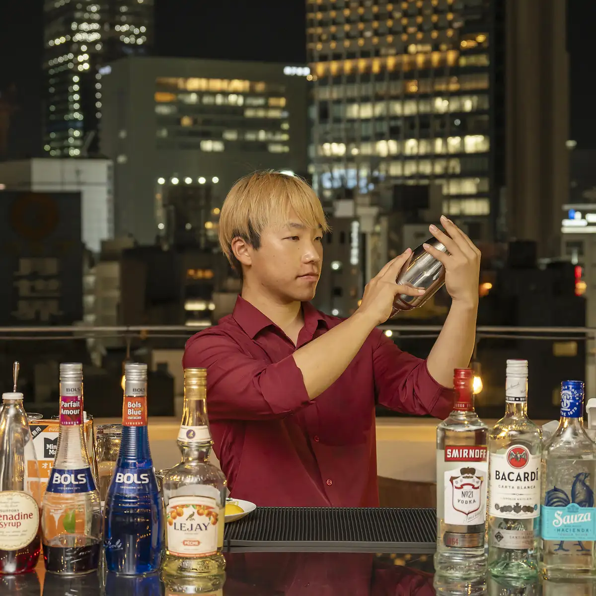 ビル最上階10階から夜景を一望!オシャレ空間でお肉とお酒を堪能