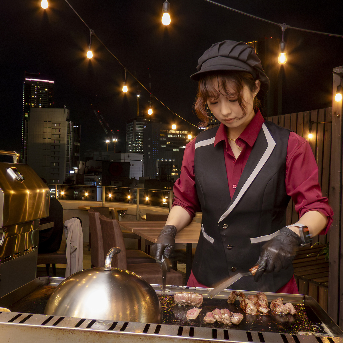 ビル最上階10階から夜景を一望!オシャレ空間でお肉とお酒を堪能