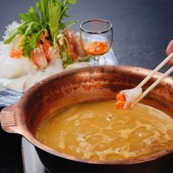 雲丹(うに)をふんだんに使用した濃厚な雲丹スープで頂くしゃぶしゃぶ。魚介のうま味との相性が抜群です。