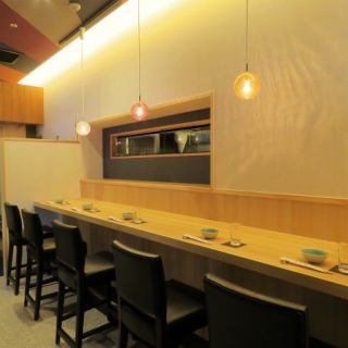 We also have counter seats that are recommended for individuals or dates.The wooden tables create a warm and cozy atmosphere◎◎Enjoy our signature seafood dishes in a bright, clean, and high-quality space♪