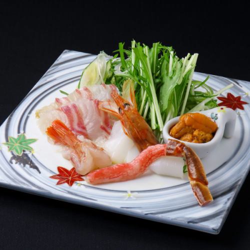 Shabu-shabu served in a rich sea urchin broth made with plenty of sea urchin.It pairs exceptionally well with the umami of seafood.