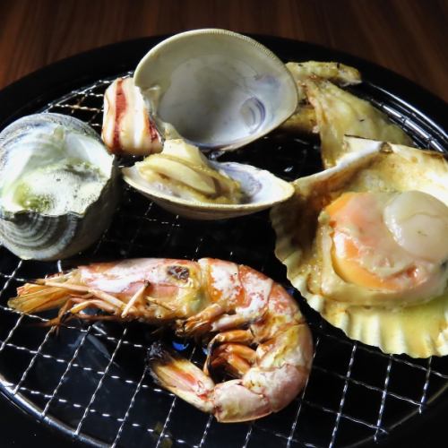 The "Grilled Seafood" course, where you can enjoy freshly grilled seafood at your table, starts from 4,000 yen. Individual dishes start from 2,000 yen.