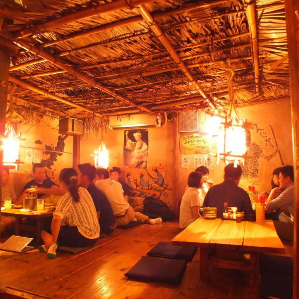 Full of Okinawan mood! Enjoy a tropical-style banquet tonight! We have a tatami room that can accommodate up to 25 people! Perfect for large parties such as year-end parties, New Year's parties, welcome and farewell parties, etc.♪ Make a reservation Hurry up!