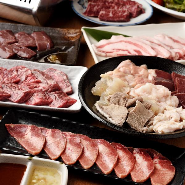 A wide variety of grilled meat such as beef tongue, ribs, and harami ♪