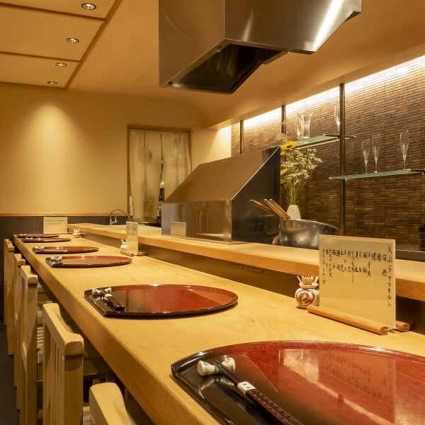 オープンキッチンならではのライブ感が魅力的な空間です。目の前で繰り広げられる美しい盛り付けや、職人技を五感で見て楽しむことができます。料理が出来上がるまでの臨場感を味わいながら、大切な方との会話も自然と弾むような温かい雰囲気が広がります。大人の贅沢な時間をゆっくりとお過ごしいただける特別な場所です。