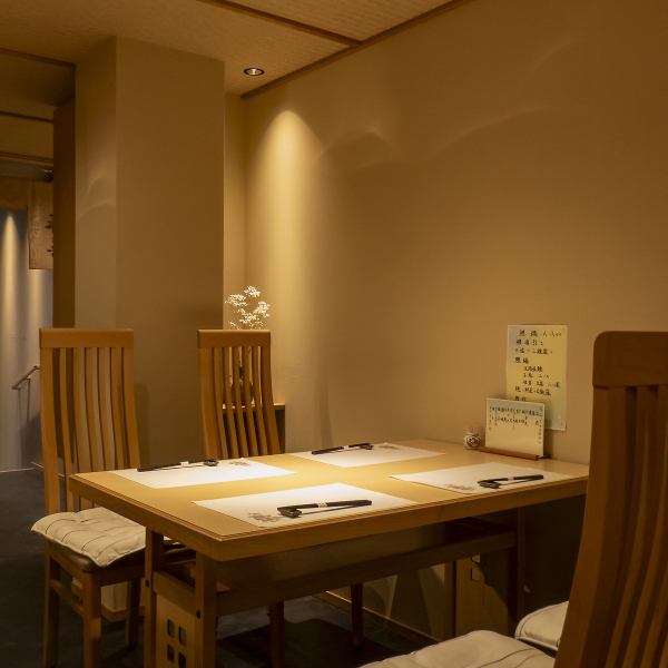 落ち着いた雰囲気が漂う店内は、ご夫婦での特別なお食事、ビジネスでの大切な接待、特別な同伴などに最適の空間です。上品な空気が流れるなかで、職人が一品ずつ仕上げるこだわりの逸品をお楽しみいただけます。誕生日などの記念日にもふさわしく、大切な人と記憶に残る素晴らしい夜を過ごすならぜひ当店へお越しください。