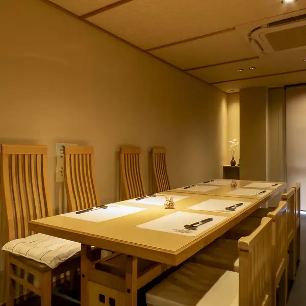 落ち着いた雰囲気が漂う店内は、ご夫婦での特別なお食事、ビジネスでの大切な接待、特別な同伴などに最適の空間です。上品な空気が流れるなかで、職人が一品ずつ仕上げるこだわりの逸品をお楽しみいただけます。誕生日などの記念日にもふさわしく、大切な人と記憶に残る素晴らしい夜を過ごすならぜひ当店へお越しください。