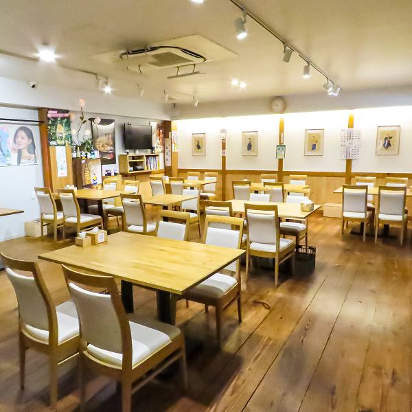 【お一人様からグループ～大人数の宴会まで大歓迎】仕事帰りのサク飲みなど普段使いから、カジュアルな集まり～会社の宴会まで大歓迎。幅広いシーンでご利用いただける、居心地の良い空間。気さくなスタッフが出迎えます。