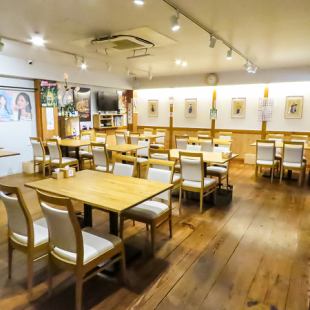 【女子会・ママ会等、カジュアルな集まりに】ゆったりくつろいで過ごせるテーブル席。早目のご予約がおすすめ♪