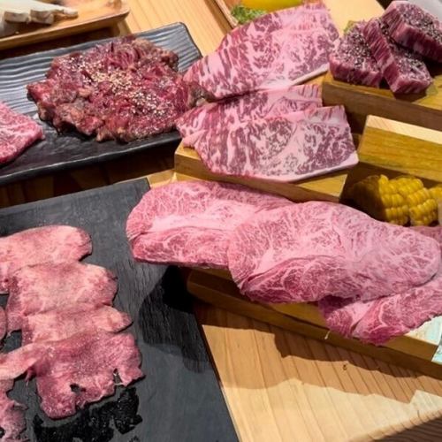 请享用烤肉店特有的严选肉类的烤肉。