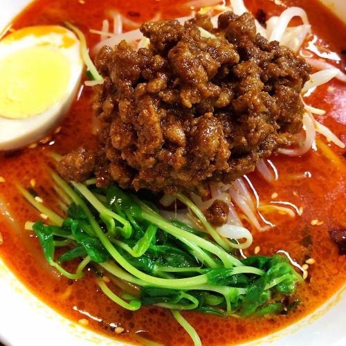 【タンタン麺】旨みの詰まった肉味噌が人気の秘訣！程よく食べやすい旨辛のタンタン麺をお楽しみください♪