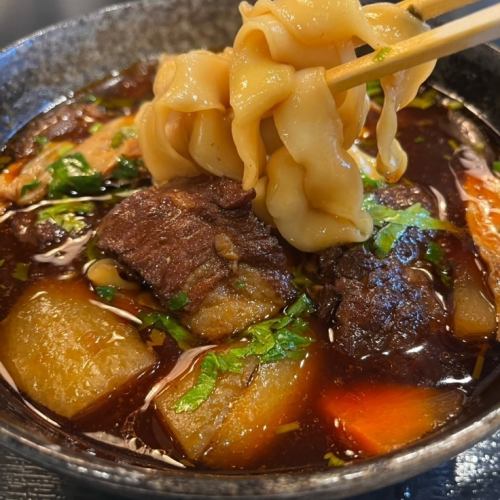 【ランチ・ディナーも人気】上海風牛肉刀削麺